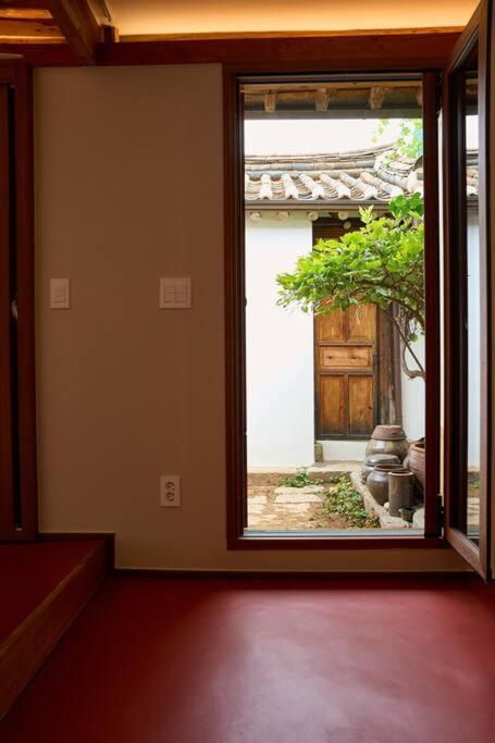 Hanok Angnid Gongian Seoul